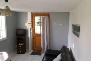 - un salon avec un canapé et une porte dans l'établissement Gîte 2 pers, à Saint-Pol-sur-Ternoise