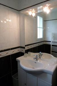 y baño con lavabo blanco y espejo. en Gîte 2 pers en Saint-Pol-sur-Ternoise