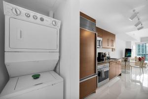 Dapur atau dapur kecil di Stylish Studio Icon, W Hotel Waterfront Building