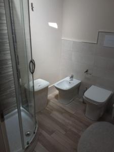 een badkamer met een douche, een toilet en een wastafel bij La Villetta di Rosa in Campofelice di Roccella