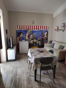 een woonkamer met een tafel en een bank bij La Villetta di Rosa in Campofelice di Roccella