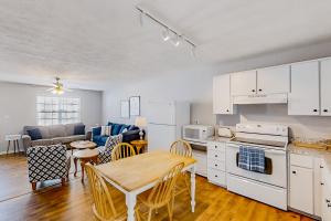 een keuken en een woonkamer met een tafel en stoelen bij 3rd Avenue Oasis in Myrtle Beach