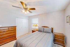 een slaapkamer met een bed en een plafondventilator bij 3rd Avenue Oasis in Myrtle Beach