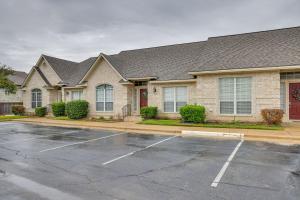 una casa con un estacionamiento delante de ella en College Station Retreat Near Texas AandM University!, en College Station