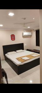 um quarto com uma cama grande num quarto em OYO Hotel Swagat Inn em Cuttack