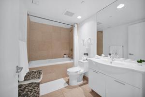 Bilik mandi di Stylish Studio Icon, W Hotel Waterfront Building +10 gambar