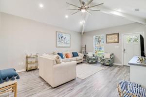 Una sala de estar con un sofá y un ventilador de techo. en Bay Breeze Beauty, en Padre Island