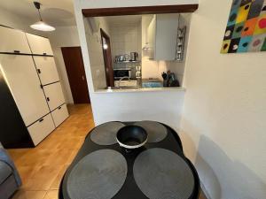 cocina con mesa en el centro de una habitación en Immodelpas Madriu, en Pas de la Casa