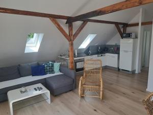 ein Wohnzimmer mit einem Sofa und einer Küche in der Unterkunft Wohnung (Studio) in Hattingen an der Ruhr in Hattingen