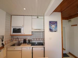a kitchen with a sink and a microwave at Appartement Tignes, 2 pièces, 5 personnes - FR-1-502-532 in Tignes