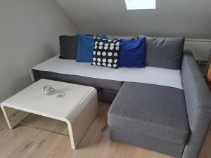 ein Sofa und einen Couchtisch in einem Zimmer in der Unterkunft Wohnung (Studio) in Hattingen an der Ruhr in Hattingen
