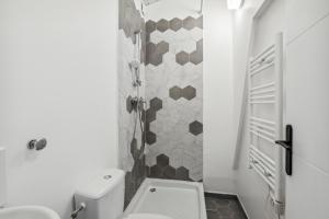 ein weißes Bad mit einem WC und einem Waschbecken in der Unterkunft Loft Paisible à Argenteuil / La défense/Beam in Argenteuil