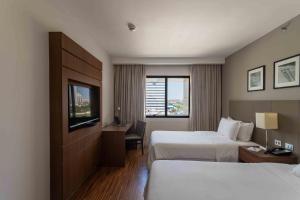 Postel nebo postele na pokoji v ubytování Golden Tulip São José dos Campos