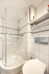 y baño con ducha y aseo. en Haus-Momoa-Duenenburg, en Westerland