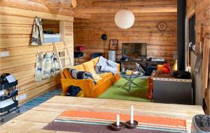 ein Wohnzimmer mit einem Sofa und einem Tisch in der Unterkunft Nice Home In Kittelfjll With House A Mountain View in Kittelfjäll
