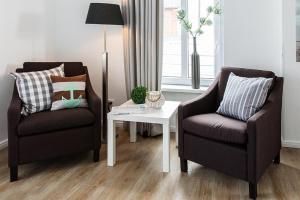 2 sillas y una mesa en la sala de estar en Woge2 Appartement 10, en Borkum