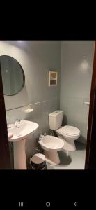 une salle de bain avec deux lavabos et un WC et un miroir dans l'établissement Alquiler Temporal en Nueva Córdoba!, à Córdoba 36 autres photos