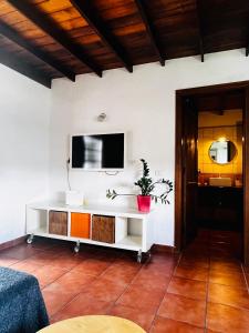 ein Wohnzimmer mit einem TV an einer weißen Wand in der Unterkunft Apartamento en el centro de Lanzarote in Tiagua