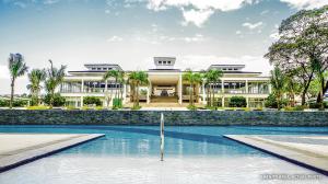 - un grand bâtiment avec une piscine en face dans l'établissement Grass residence tower2 29th, à Manille