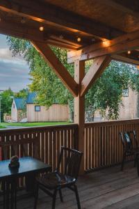 een terras met 2 stoelen en een tafel bij PRIMÁTOR CAMPING RESORT LITOMYŠL in Litomyšl