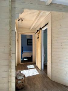 een kamer met een deur naar een slaapkamer bij Driftwood Dreams Garden Cabin in Lyminster