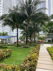 un parc avec des palmiers et un trottoir dans l'établissement Grass residence tower2 29th, à Manille