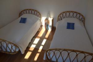 - deux lits dans une pièce baignée de lumière naturelle dans l'établissement Mas Sant Jordi, à Alénya