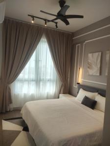 Ένα ή περισσότερα κρεβάτια σε δωμάτιο στο Sakifa's Home @ Troika Kota Bharu +12 φωτογραφίες