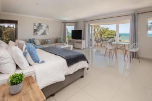 1 dormitorio con 1 cama grande y sala de estar en The Beach Palace Ramsgate, en Margate