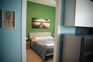 um quarto com uma cama e uma parede verde em Casa Fulvia em Rozzano