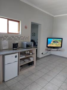 cocina con encimera y TV en la pared en 13 Steps en Springbok