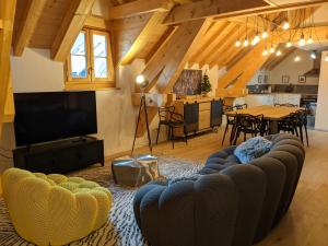 una sala de estar con un sofá y una mesa en Saint Eldrade, en Le Monêtier-les-Bains