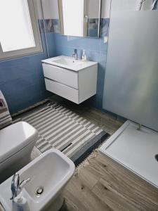克雷莫納的住宿－A CREMONA DA GIUSY，一间带水槽和卫生间的浴室