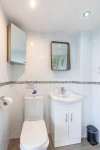 bagno bianco con servizi igienici e lavandino di BEACH VIEW - Amazing Sea Views a Lytham St Annes