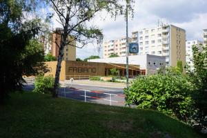 widok na ulicę w mieście z budynkami w obiekcie Jana's apartment, free parking w Pradze