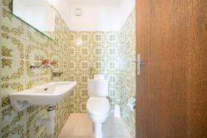 een badkamer met een toilet en een wastafel bij 7202 Zweckmaessig eingerichteten Wohnung mit gedecktem Balkon in Vulpera