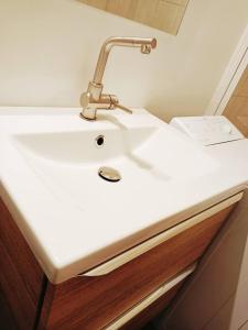 un lavandino in bagno con rubinetto sopra di Grand Studio Paris Le Bourget a Le Bourget