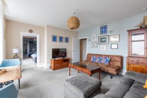 uma sala de estar com um sofá e uma mesa em BEACH VIEW - Amazing Sea Views em Lytham St Annes