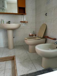 y baño con aseo y lavamanos. en Casa Nina, Sardegna sud ovest, Bacu Abis 6 minuti dal mare, en Bacu Abis
