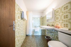 La salle de bains est pourvue de toilettes et de 2 lavabos. dans l'établissement 8001 Gemuetliche 2,5-Zimmer-Wohnung mit wunderschoenem Ausblick Richtung Scuol, à Vulpera