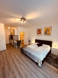 a large bedroom with a large bed and a kitchen at Schubart Apartments in Bietigheim-Bissingen