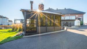 uma casa com um gazebo na entrada em Waterfront Oasis Luxury Retreat Between Ottawa and Montreal em Hawkesbury