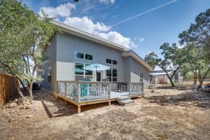 Casa con porche con sombrilla en Modern Canyon Lake Vacation Home with Furnished Deck, en Canyon Lake