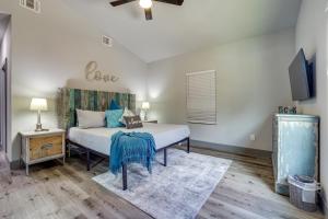Katil atau katil-katil dalam bilik di Modern Canyon Lake Vacation Home with Furnished Deck