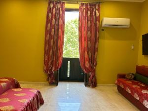 Zimmer mit 2 Betten und einem Fenster in der Unterkunft Venus of Milo in Neapel