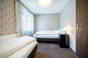 een kleine slaapkamer met 2 bedden en een raam bij 9302 Zweckmaessig eingerichtete 3,5 Zimmer Wohnung mit ueberdachtem Suedwestbalkon in Vulpera