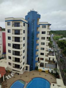 widok z powietrza na dwa budynki i basen w obiekcie Torres Sobrium 2 habitaciones Sleep 6 w mieście Tonsupa