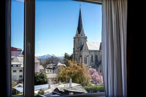 una ventana con vistas a una iglesia en DTO Bellevue en pleno centro en San Carlos de Bariloche