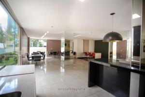 a kitchen and dining room with a dining table at Confortável apartamento na Savassi. in Belo Horizonte