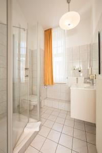グライフスヴァルトにあるHotel Kronprinzのバスルーム(シャワー、トイレ、シンク付)